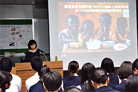 (写真1)国際協力局開発協力総括課の毛利課長補佐を講師として講義を行いました。