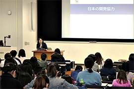 (写真1)国際協力局国別開発協力第三課の林田課長補佐を講師として講義を行いました