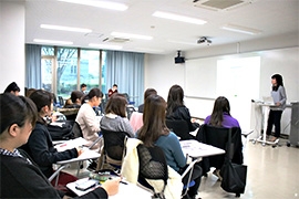 （写真1）国際協力局民間援助連携室の岡野主査を講師として講義を行いました