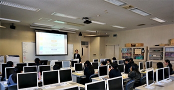 (写真1)国際協力局事業管理室の吉田課長補佐を講師として講義を行いました