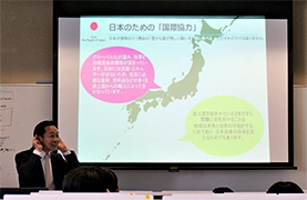 (写真2)「日本が行っている国際協力,中高生でも出来る国際協力」というテーマで講義を行いました