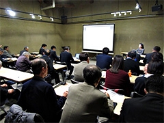 (写真)国際協力局地球規模課題総括課の吉橋経済協力専門員を講師として講義を行いました