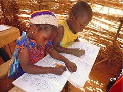 (写真1)算数ドリルに取り組む子どもたち