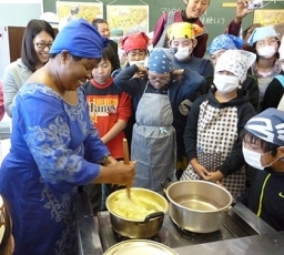 (写真4)第5回アフリカ開発会議の際一校一国運動でマラウィ料理を学ぶ小学生