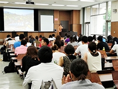 (写真1)国際協力局民間援助連携室の菅野課長補佐が,ODA出前講座を実施しました
