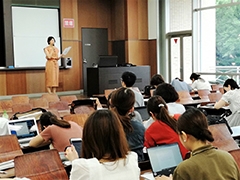 (写真2)「国際協力NGOとの連携・支援策」をテーマにした講義を行いました