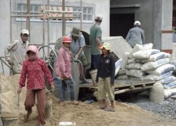 (写真7)カンボジアの建設現場で働く男女