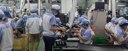 (写真8)電子部品工場で働く人々