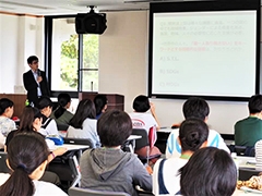(写真1)国際協力局国別開発協力第一課の石田敏史課長補佐が,ODA出前講座を実施しました