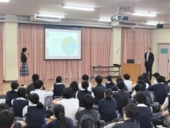 (写真1)ODA概論 日本と途上国を結ぶODAをテーマにした講義の様子