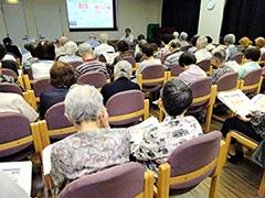 (写真1)国際協力局国別開発協力第一課の塚崎大輔主査(当時)が,ODA出前講座を実施しました。