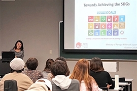 (写真1)「Towards Achieving the SDGs(SDGs達成に向けて)」をテーマにした講義