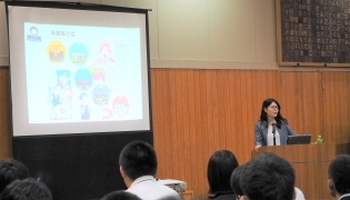 (写真1)国際協力局開発協力企画室の水野主査を講師として講義を行いました