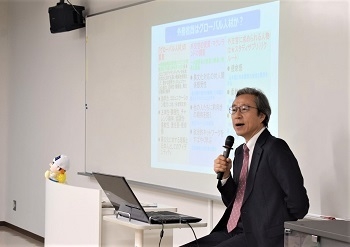 （写真1）国際協力局政策課の藁谷課長補佐を講師として講義を行いました 