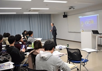 （写真2）「グローバル人材とODAの関係」をテーマにした講義 