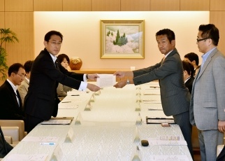 (写真)国際協力事業安全対策会議での最終報告書手交