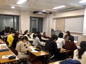 (写真1)国際協力局国別開発協力第一課の増田主査による講義の様子