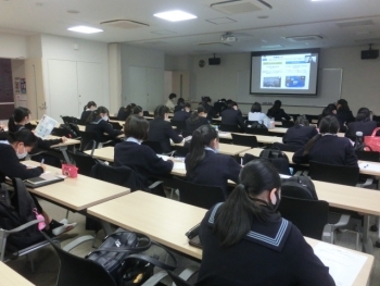 （写真1）大妻中野中学校・高等学校での講義（ライブ配信）の様子