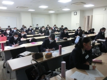 （写真2）大妻中野中学校・高等学校での講義（ライブ配信）の様子