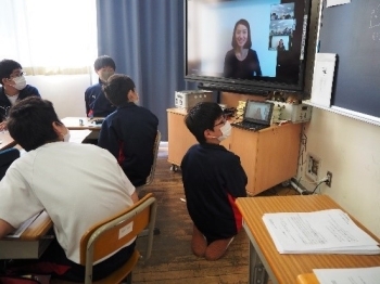 （写真1）荒川区立諏訪台中学校での講義（ライブ配信）の様子