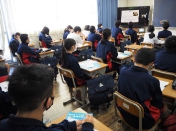 （写真2）荒川区立諏訪台中学校での講義（ライブ配信）の様子