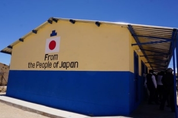 (写真7)壁に書かれた日本国旗とFrom the People of Japanの文字