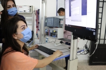 (写真7)座ってモニターを見る女性