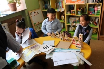 (写真)教室で学ぶ子どもたちの様子