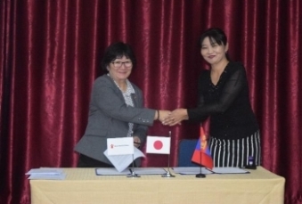 (写真2)二人が握手する様子