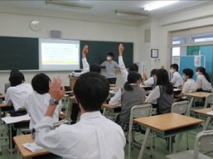 （写真3）ライブ配信画面（手を上げて質問する様子の学生たち）