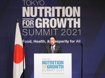 (写真1)マイクの前に立つ岸田総理