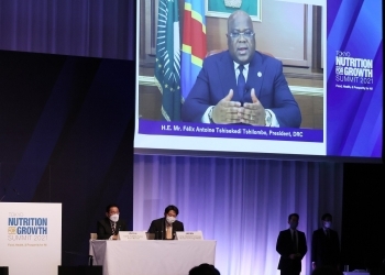 (写真2)マスク姿で座っている岸田総理とモニター画面に映るコンゴ民主共和国大統領