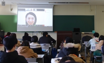 (写真1)モニター画面に映る吉橋明日香主査