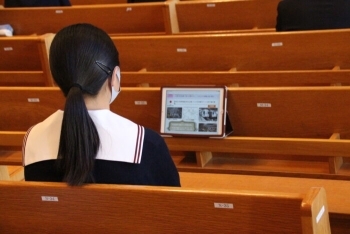 (写真2)タブレットで出前講座を見ている生徒さんの様子