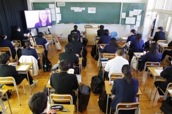 (写真1)モニターに映し出された国際協力局国別開発協力第2課の浪川真祐子外務事務官の講義を聴く茨城県立太田第一高等学校の生徒さんの様子