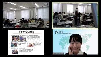 モニターに映し出された国際協力局国際保健政策室の市野紗登美経済協力専門員、四天王寺大学の看護学部の2年生、教育学部の1年から4年生の様子とテーマの日本の国際保健協力の内容