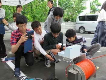 (写真4)井戸カメラを操作する様子