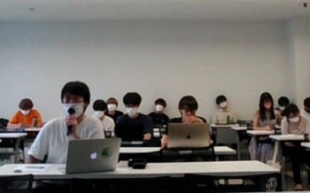 (写真2)杏林大学総合政策学部の2から4年の生徒さんたちの様子