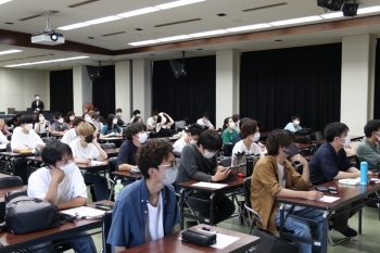 (写真2)海外研修論を受講する羽衣国際大学の学生約150名の様子