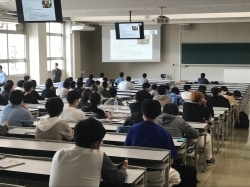 （写真2）講義を受ける近畿大学の学生さんたちの様子