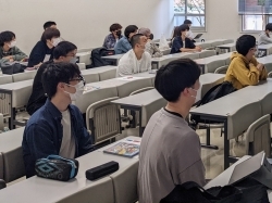 （写真3）講義を受ける近畿大学の学生さんたちの様子