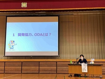 （写真1）茨城県立緑岡高等学校の講堂内のスクリーンに映し出されたODA出前講座の様子