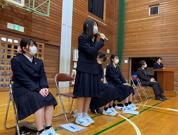 （写真2）マイクを手にする茨城県立緑岡高等学校の生徒さんの様子