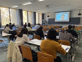 (写真)講義を受ける青山学院大学の学生さんたちの様子