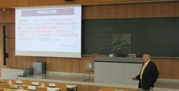 (写真2)国際協力局緊急・人道支援課の児玉光也課長補佐がODA出前講座を行っている様子