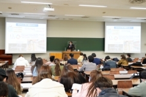 （写真1）国際協力局の北村俊博参事官が関西外国語大学短期大学部でODA出前講座の講義を置くなっている様子