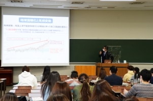 （写真2）国際協力局の北村俊博参事官が関西外国語大学短期大学部でODA出前講座の講義を置くなっている様子