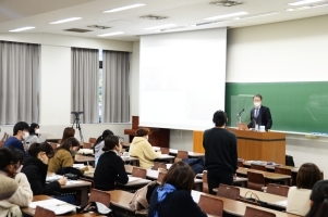 （写真3）関西外国語大学短期大学部学生さんが質問している様子