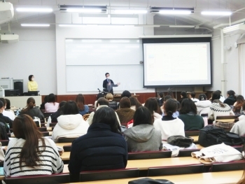 (写真1)津田塾大学にて国際協力局政策課の柴田隆首席事務官がODA出前講座を行っている様子