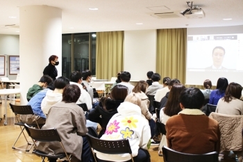 (写真1)ODA出前講座を受ける熊本大学の学生さんたちの様子